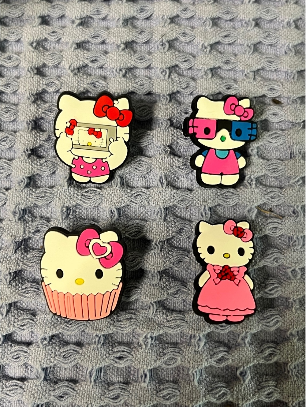 Hello Kitty Crocs Jibblez set / new